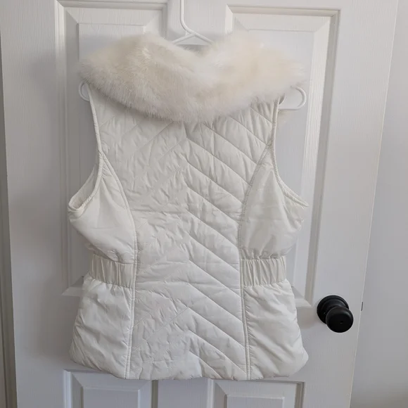 White House Black Market Women's White Faux Fur Vest - Picture 2 of 8